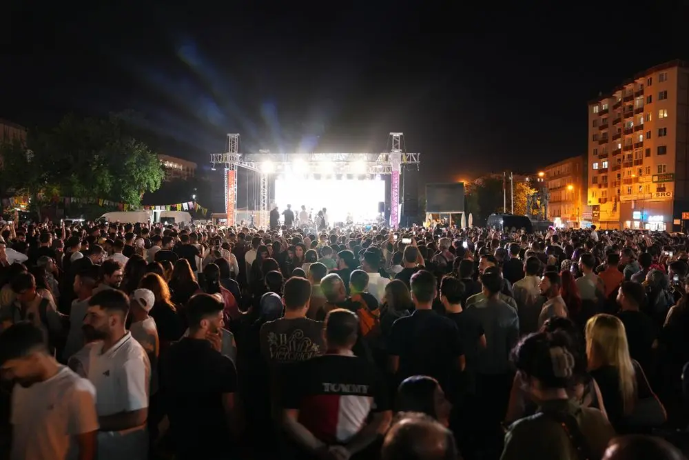 Eşbaşkan Bucak, halk konserine katıldı 8