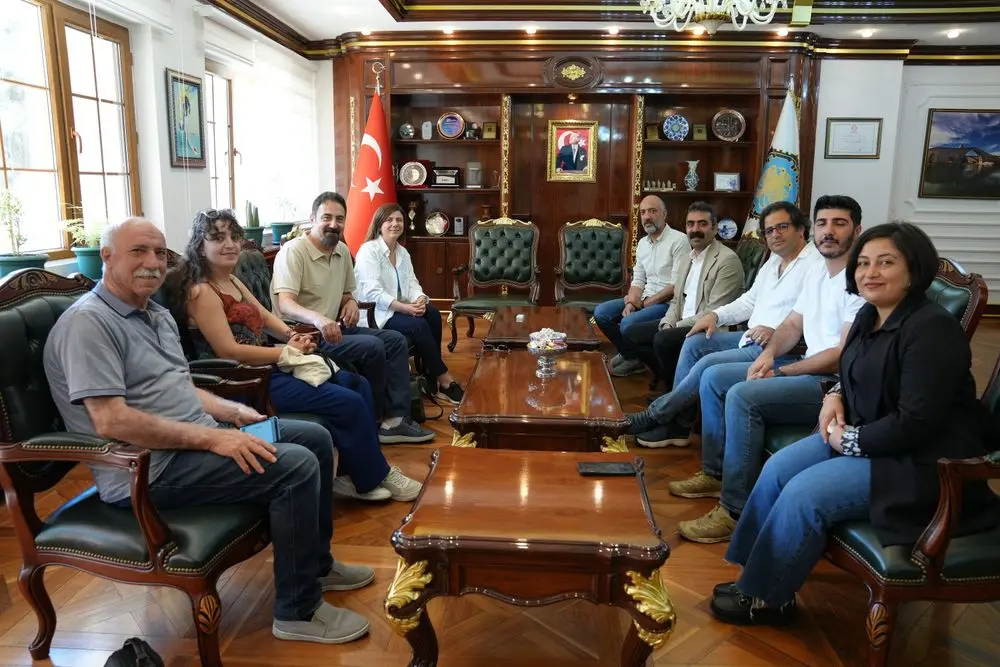 Sanatçı Mikail Aslan’dan Eşbaşkanlara ziyaret 1