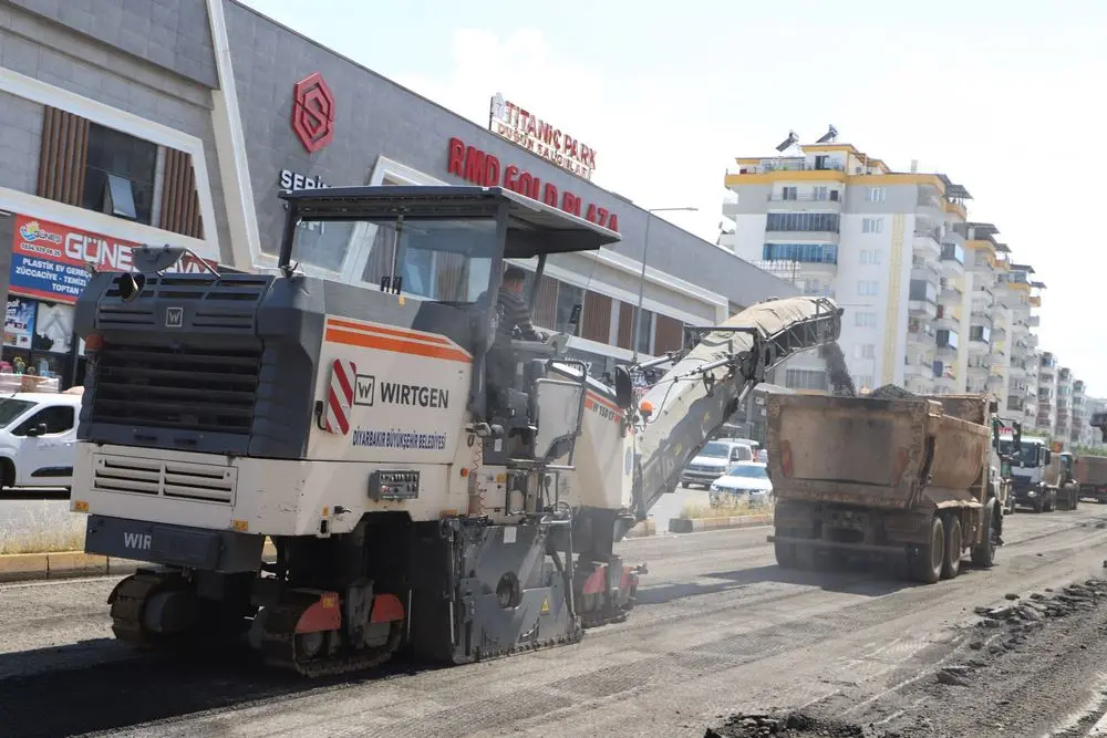 Kentin yol ağı sıcak asfaltla yenileniyor 8