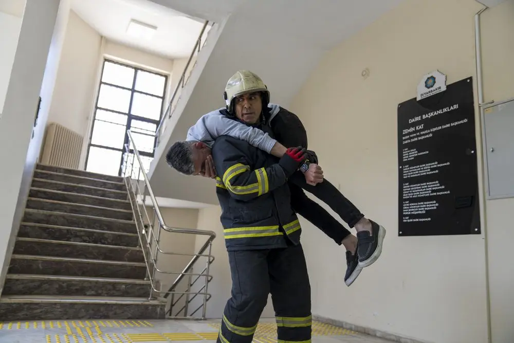 Diyarbakır Büyükşehir Belediyesi binasında deprem ve yangın tatbikatı 1