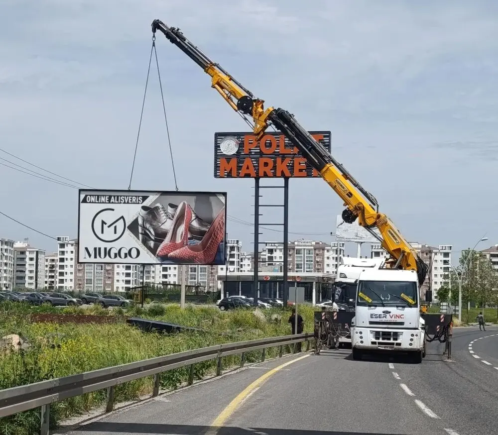 Kent estetiğini bozan reklam yapıları kaldırılıyor 1