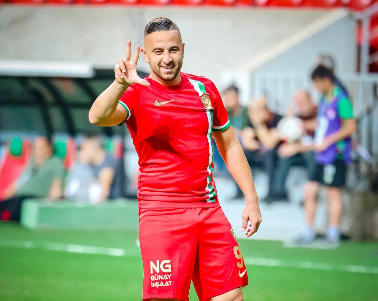 Amedsporlu futbolculardan Dia Saba'ya anlamlı hediye