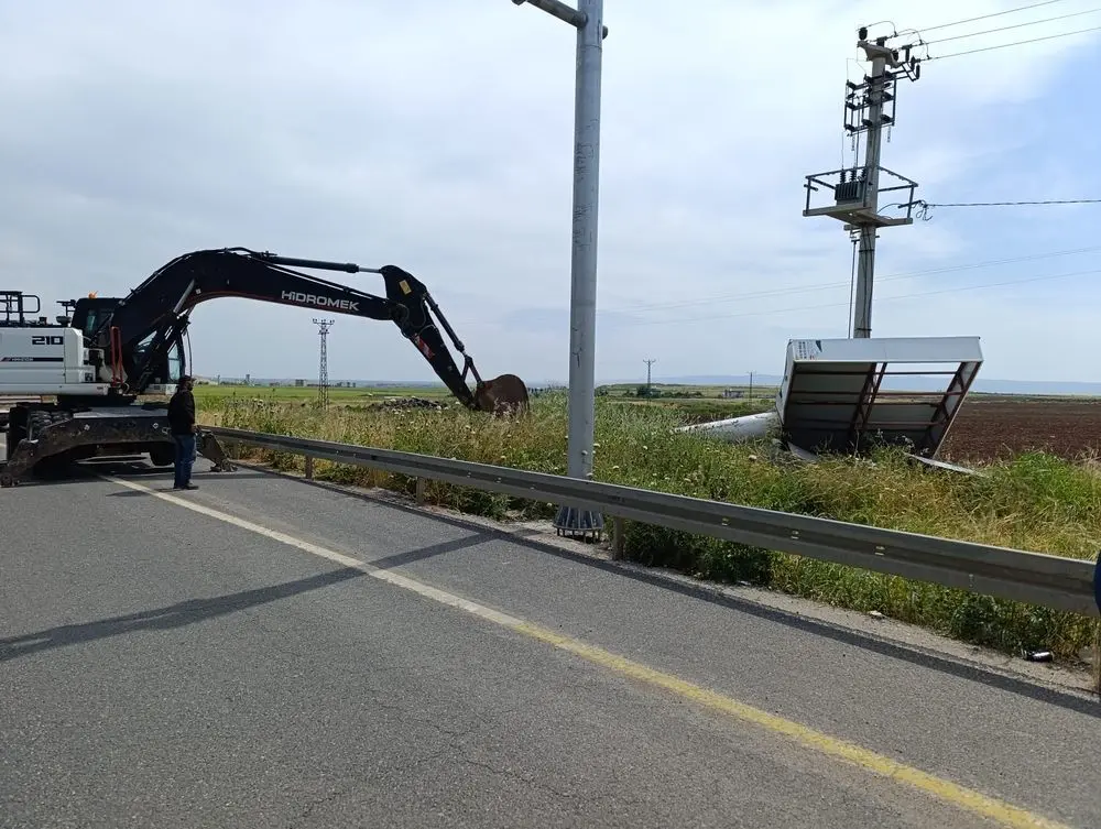 Kent estetiğini bozan reklam yapıları kaldırılıyor 3