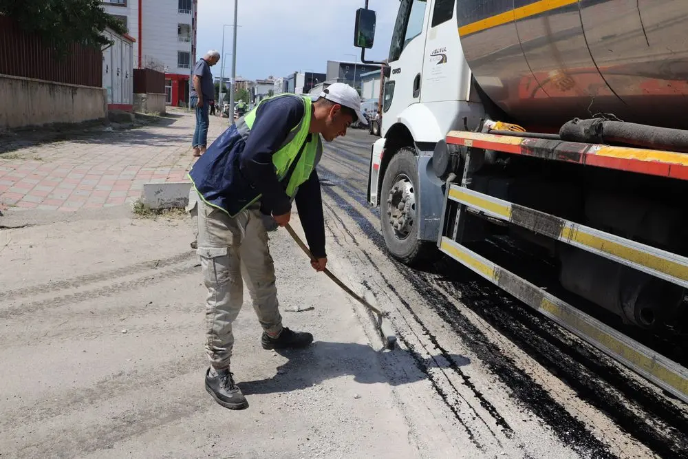 Kentin yol ağı sıcak asfaltla yenileniyor 3