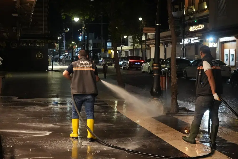 Sur’un tarihi sokaklarında gece mesaisi: Temizlik çalışmaları sürüyor 6