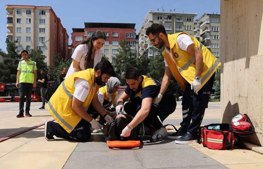 Diyarbakır Büyükşehir Belediyesi binasında deprem ve yangın tatbikatı 11