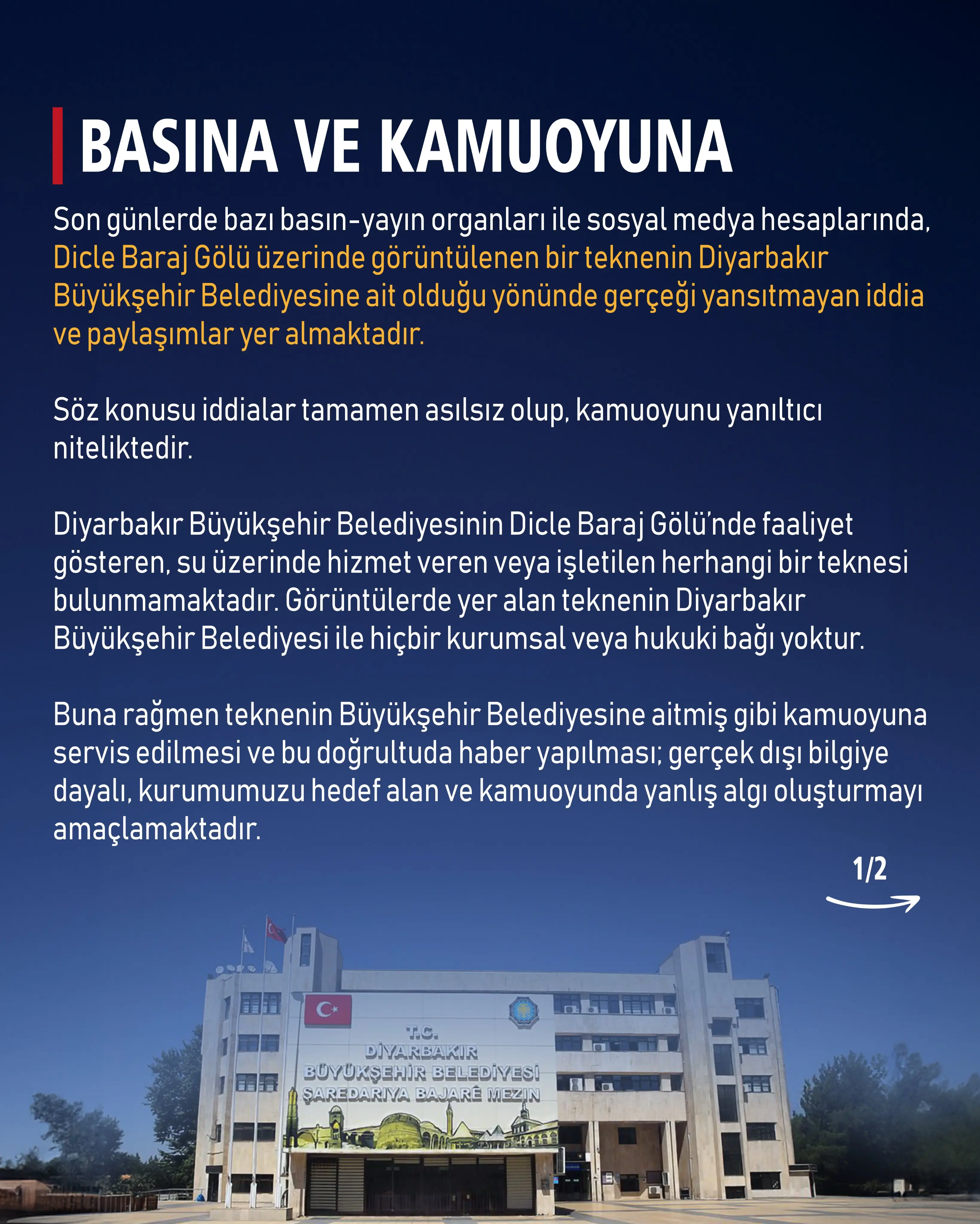 Koyu mavi zeminli duyuru görselinde üstte “Basına ve Kamuoyuna” başlığı yer alıyor. Metinde, Dicle Baraj Gölü’ndeki bir teknenin Diyarbakır Büyükşehir Belediyesine ait olduğu yönündeki iddiaların asılsız olduğu, belediyenin gölde herhangi bir teknesinin bulunmadığı ve söz konusu tekneyle kurumsal bağının olmadığı belirtiliyor. Alt bölümde belediye hizmet binasının fotoğrafı yer alıyor.