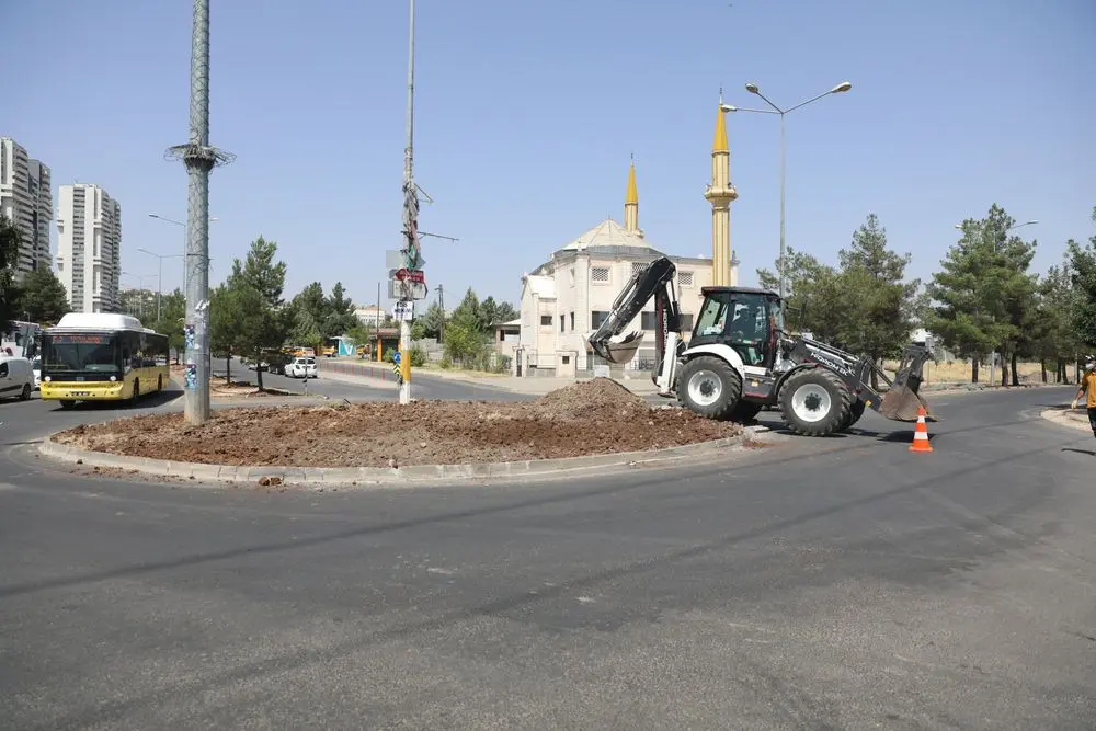 Fırat Bulvarındaki kavşak kurakçıl peyzajla yenilendi 5