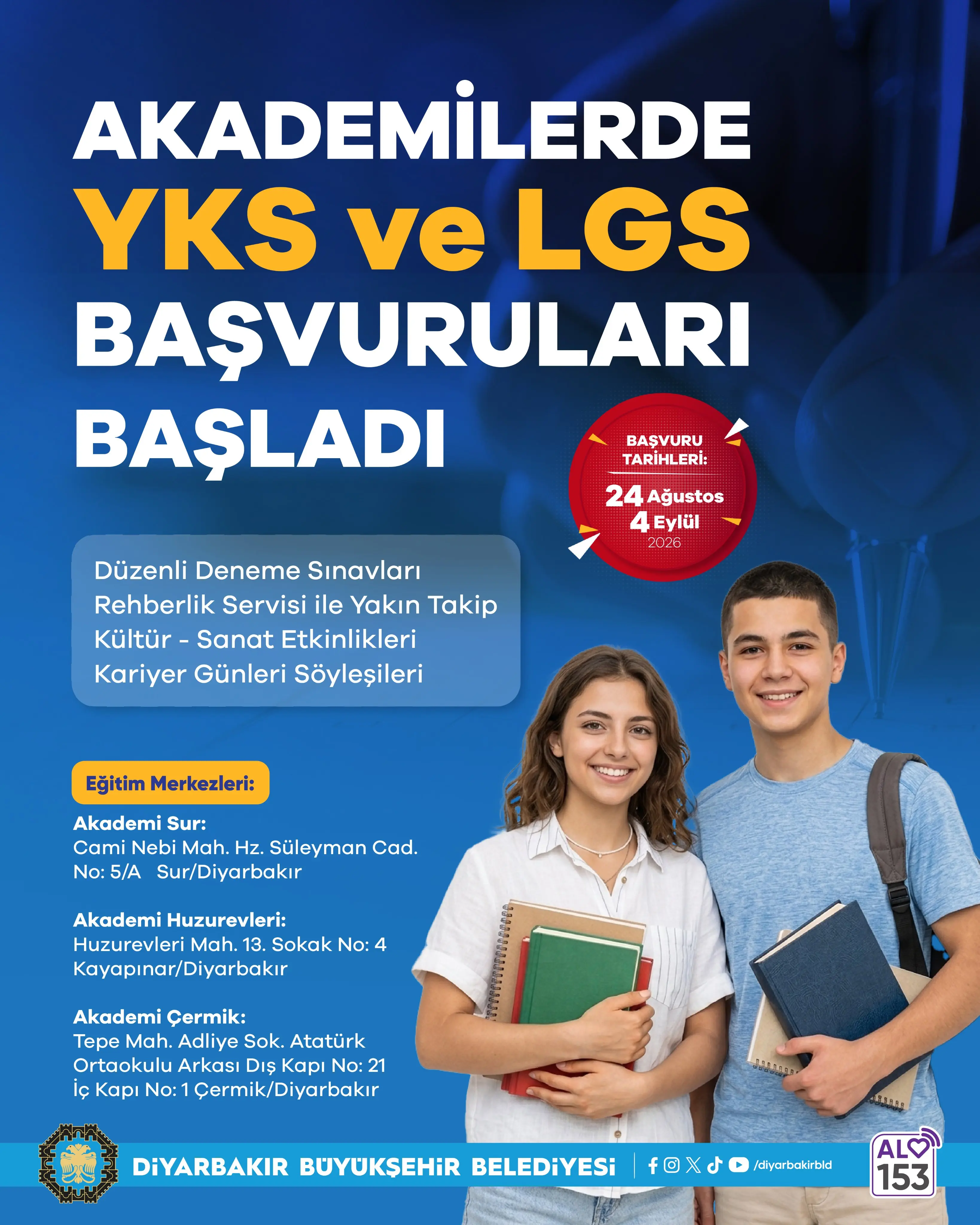 Afiş, mavi tonlarda hazırlanmış. Üst bölümde “AKADEMİLERDE YKS ve LGS BAŞVURULARI BAŞLADI” yazıyor. Başvuruların 24 Ağustos–4 Eylül 2026 tarihleri arasında olduğu belirtiliyor. Düzenli deneme sınavları, rehberlik, kültür-sanat etkinlikleri ve kariyer söyleşileri sunuluyor. Alt bölümde Sur, Huzurevleri ve Çermik akademilerinin adresleri yer alıyor. Sağ altta kitap tutan iki öğrenci bulunuyor.