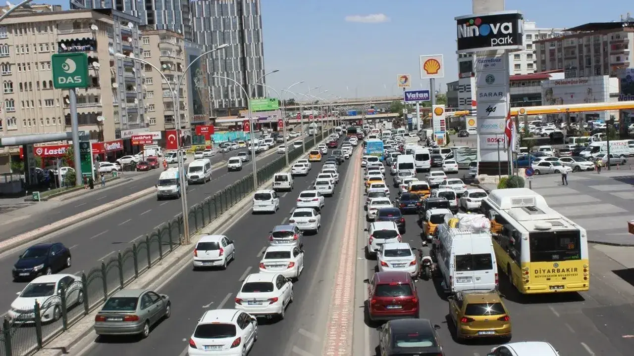 Diyarbakır'da araç sayısı arttı, trafik çilesi derinleşiyor - Amed Haber | Diyarbakır Haber | Diyarbakır Haberleri | Güncel | Siyasi | Ekonomi