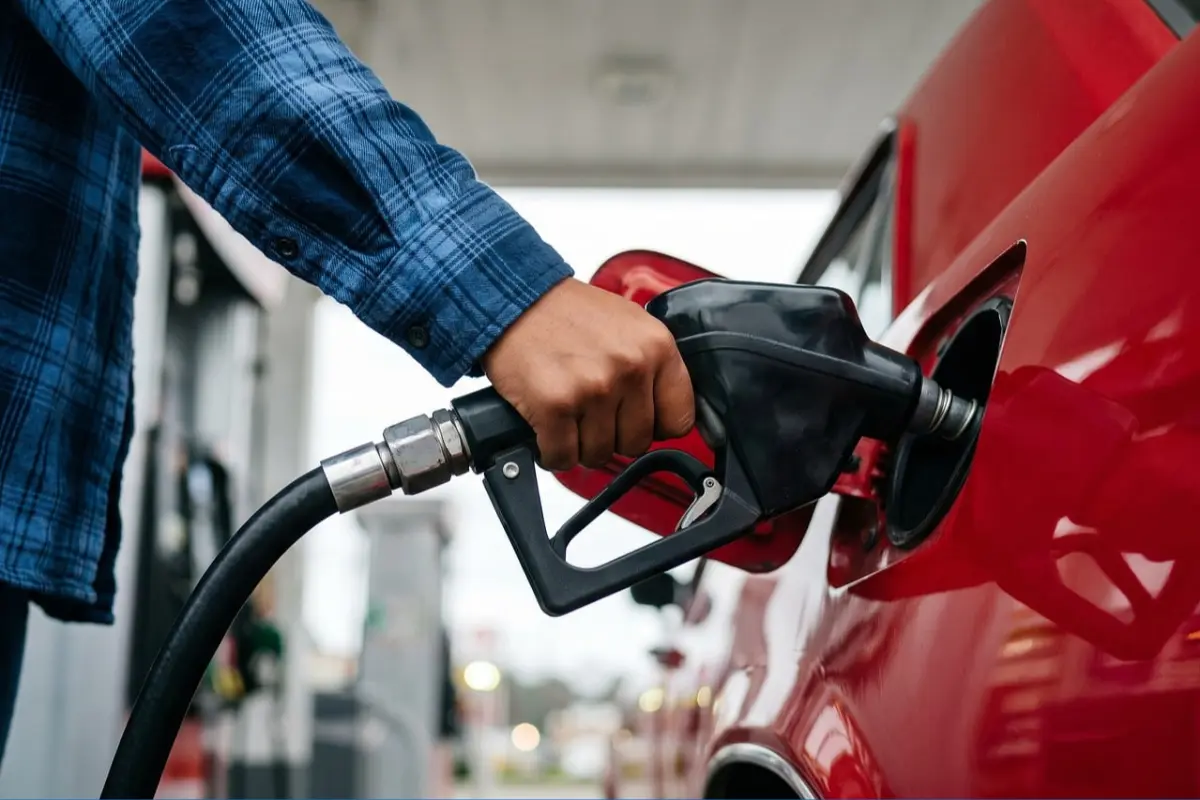 Akaryakıt zammına bir günlük ara: Benzin zammı kapıda, motorin yeniden sırada - Evrensel