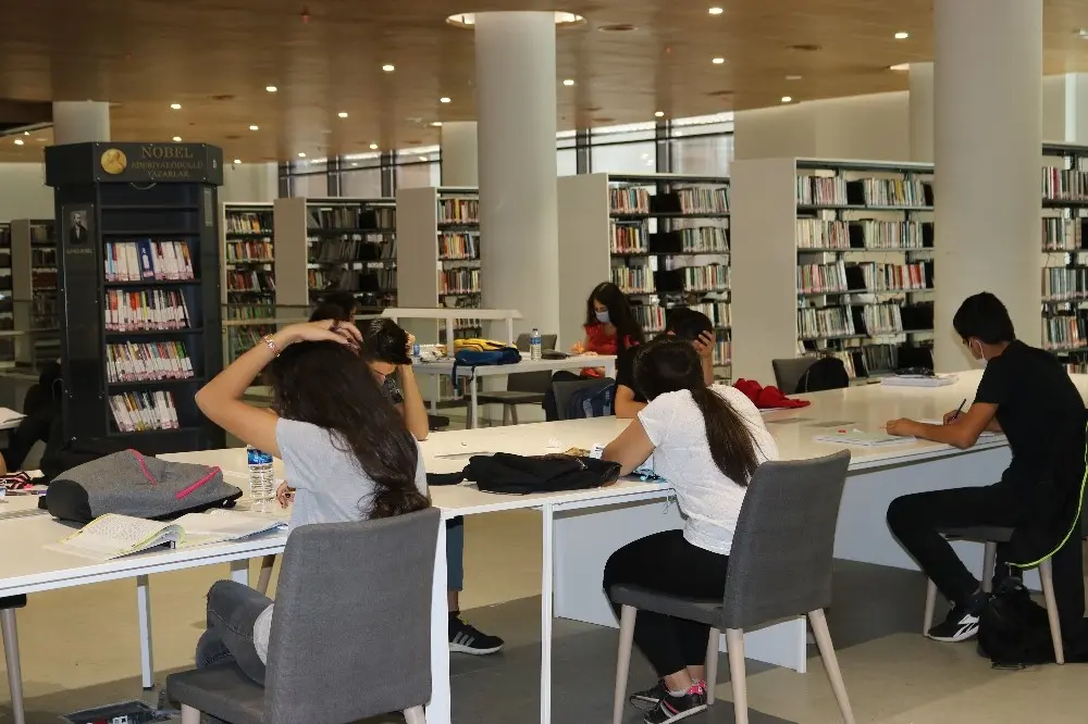 Diyarbakır'da 200 bin kitaplı kütüphaneden 24 saat hizmet - Diyarbakır Haberleri