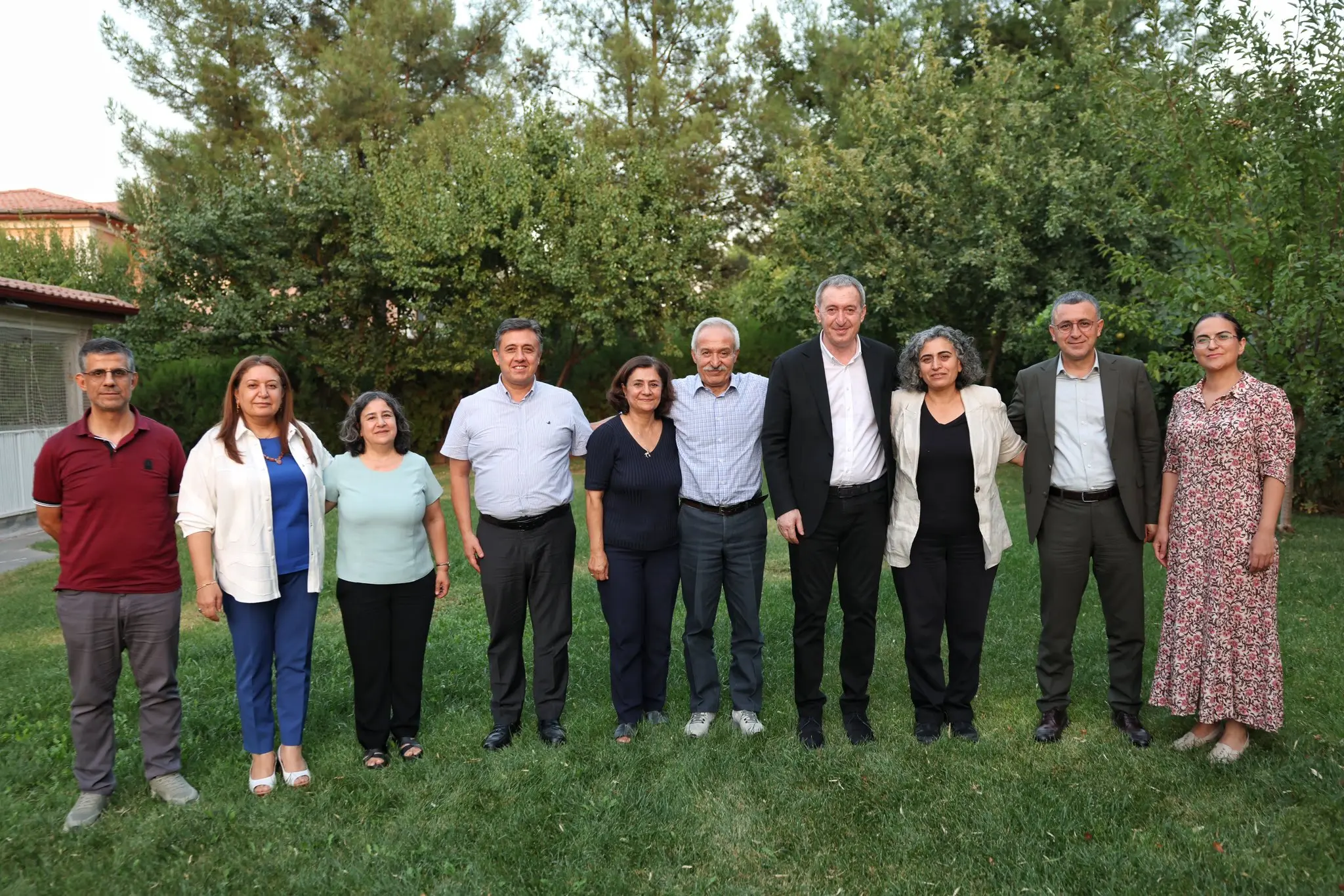 Haksız ve hukuksuz bir şekilde uzun yıllar özgürlüğünden mahrum bırakılan, önceki dönem Diyarbakır Büyükşehir Belediye Eş Başkanımız Selçuk Mızraklı'yı ziyaret ettik.

7 yıl sonra Selçuk Başkan ile yeniden bir araya gelerek hasret giderdik. Barış ve demokrasi mücadelemizde umudumuzu büyüterek yolumuza kaldığımız yerden devam edeceğiz.

Aramıza tekrar hoş geldin Selçuk Hocam.