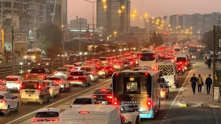 Diyarbakır'da trafik çilesi büyüyor, raylı sistem için adım atılmalı - Amed Haber | Diyarbakır Haber | Diyarbakır Haberleri | Güncel | Siyasi | Ekonomi