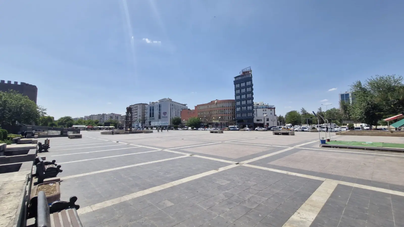 Diyarbakır'da hava sıcaklıkları 45 dereceyi geçti, cadde ve sokaklar boş kaldı