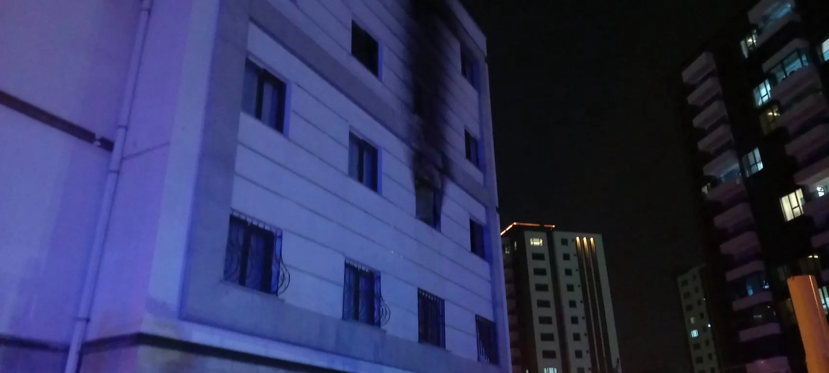 Diyarbakır Kayapınar'da apartman dairesinde korkutan yangın: 3'ü çocuk 5 kişi etkilendi