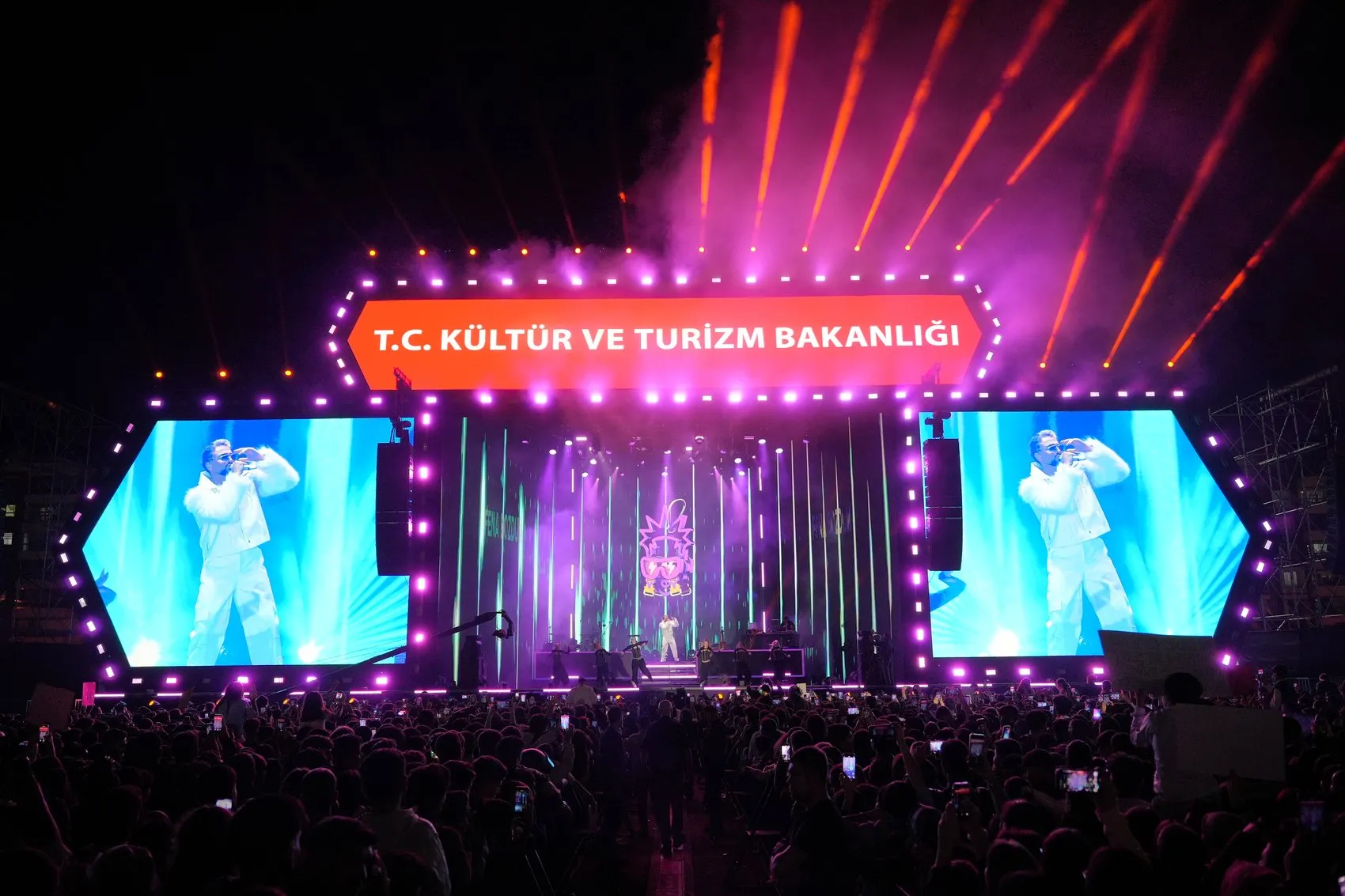 Diyarbakır Kültür Yolu Festivali'nde Sefo rüzgarı: Nevruz Park'ta binler buluştu
