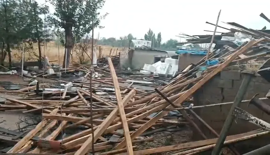 Diyarbakır Bismil'de şiddetli fırtına dehşeti: Caminin minaresi evin üzerine devrildi
