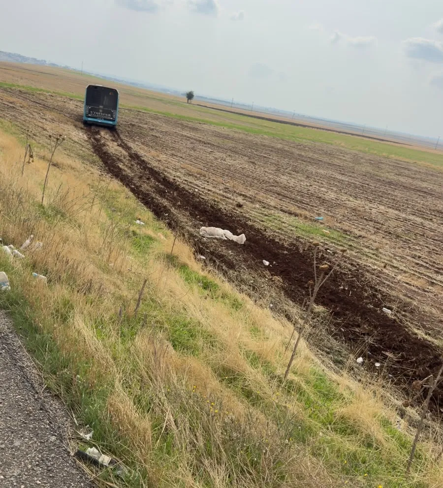 Diyarbakır-Ergani yolunda korkutan kaza: Belediye otobüsü kontrolden çıkıp tarlaya girdi