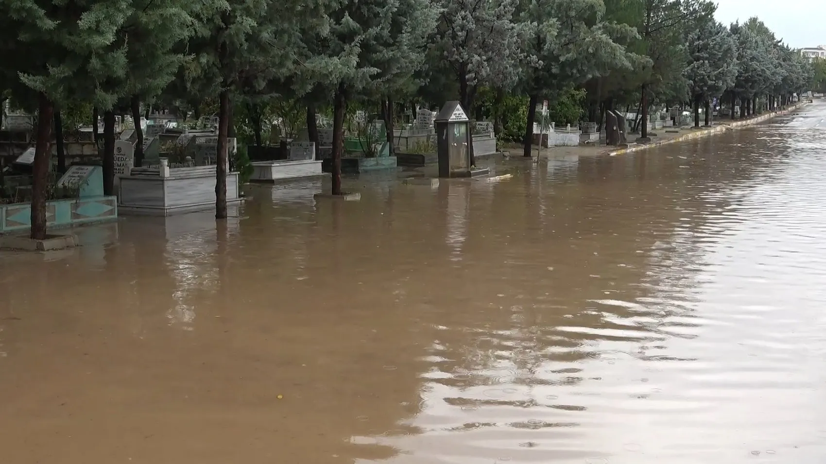 Diyarbakır'da şiddetli sağanak hayatı felç etti: Yeniköy Mezarlığı sular altında kaldı