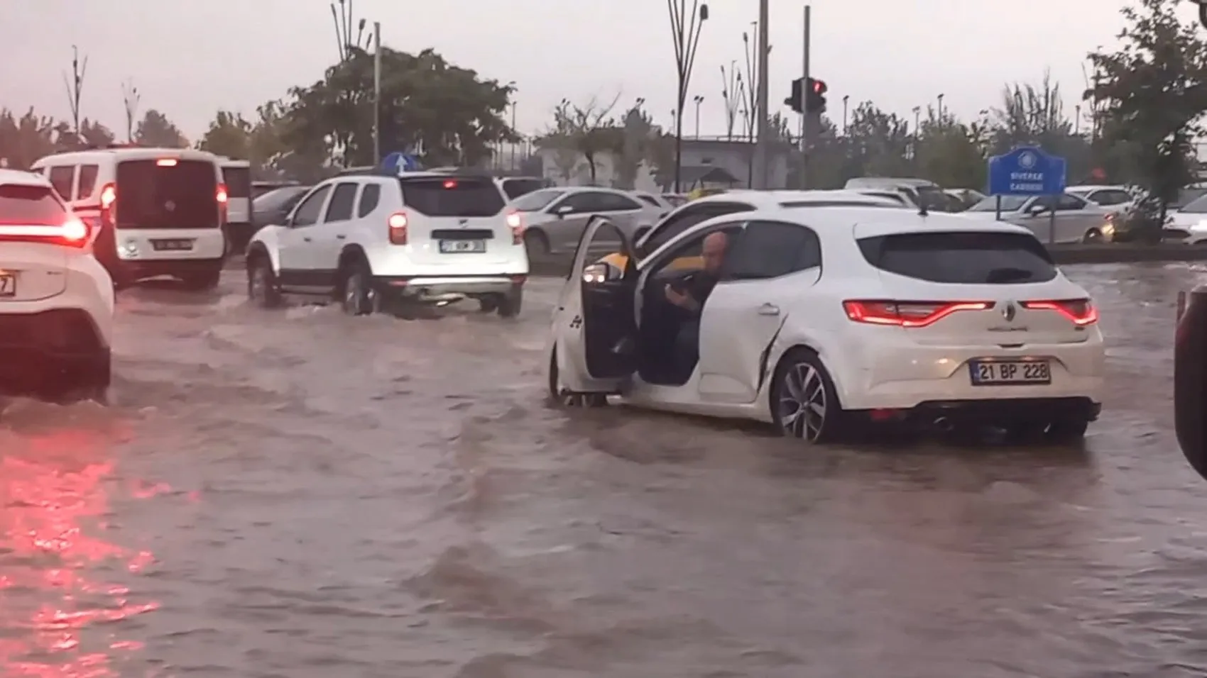Diyarbakır'da sağanak yağış hayatı felç etti: Cadde ve sokaklar göle döndü