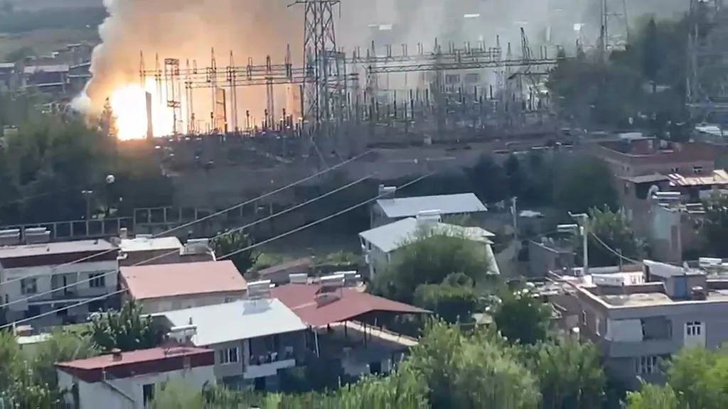 Diyarbakır Yenişehir'de ana trafo merkezinde yangın: Patlama sesleri şehri sarstı