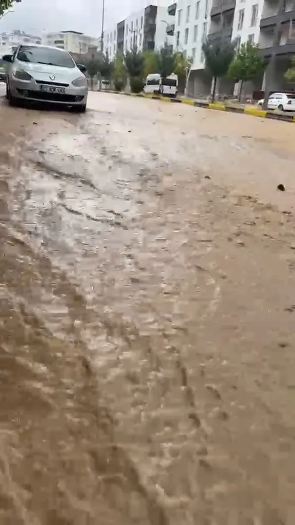Diyarbakır Ergani'de sağanak yağış hayatı felç etti: Cadde ve sokaklar göle döndü