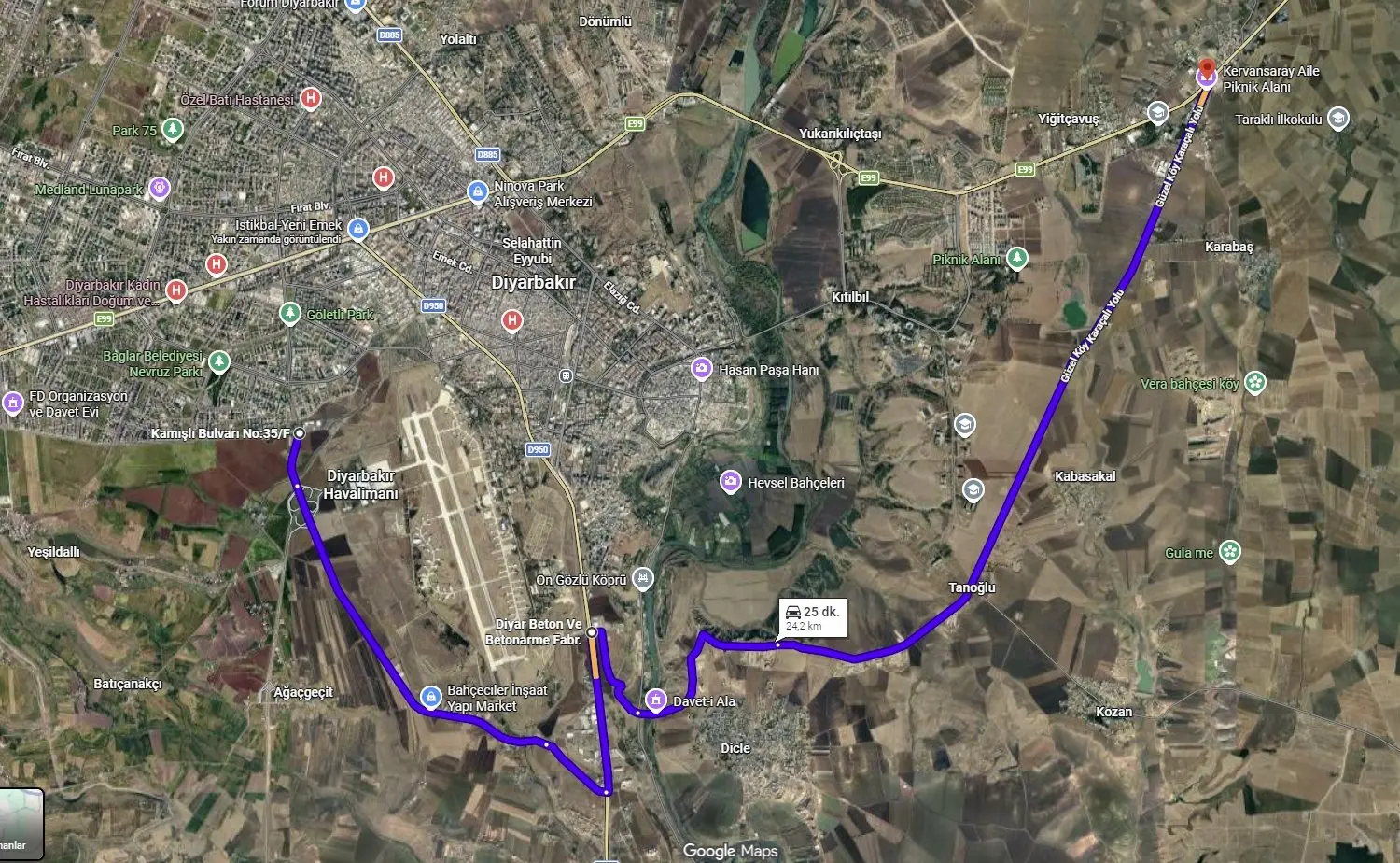 📍 Seyrantepe’deki Trafik Yoğunluğu Nedeniyle Alternatif Güzergâh
🔹 Diyarbakır–Silvan yolu üzerindeki Seyrantepe yokuşunda yürütülen altyapı yenileme ve asfaltlama çalışmaları nedeniyle ulaşım tek şerit üzerinden sağlanıyor. Bu durum güzergâhta trafik yoğunluğuna ve beklemelere yol açıyor.
🔹 Silvan yolu yönüne gidecek sürücülerimizin, bulundukları konuma göre aşağıdaki alternatif güzergâhı kullanmaları öneriliyor.
🔹 Yeni Hal–Göletli Park–Zümrütkent aksından, Alipınar–Alay–Kuruçeşme–İskanevleri–Huzurkent–Yeniköy bağlantılarından veya Ahmet Kaya–Aram Tigran–Evrim Alataş caddeleri yönünden Kamışlı Bulvarı’na ulaşan sürücüler bu güzergâhı kullanabilir.
📍 Kamışlı Bulvarı–Karaçalı güzergâhını haritada açın
🔹 Kamışlı Bulvarı’ndan havaalanı yönüne ilerlenerek Yeni Mardin Yolu Caddesi bağlantısına ulaşılır. Buradan Ovabağ–Diyarbakır Yolu’na geçilir. Bağıvar Köprüsü geçildikten sonra Güzel Köy–Karaçalı Yolu takip edilerek Karaçalı’ya ulaşılır. Buradan Dicle Üniversitesi’ne de...