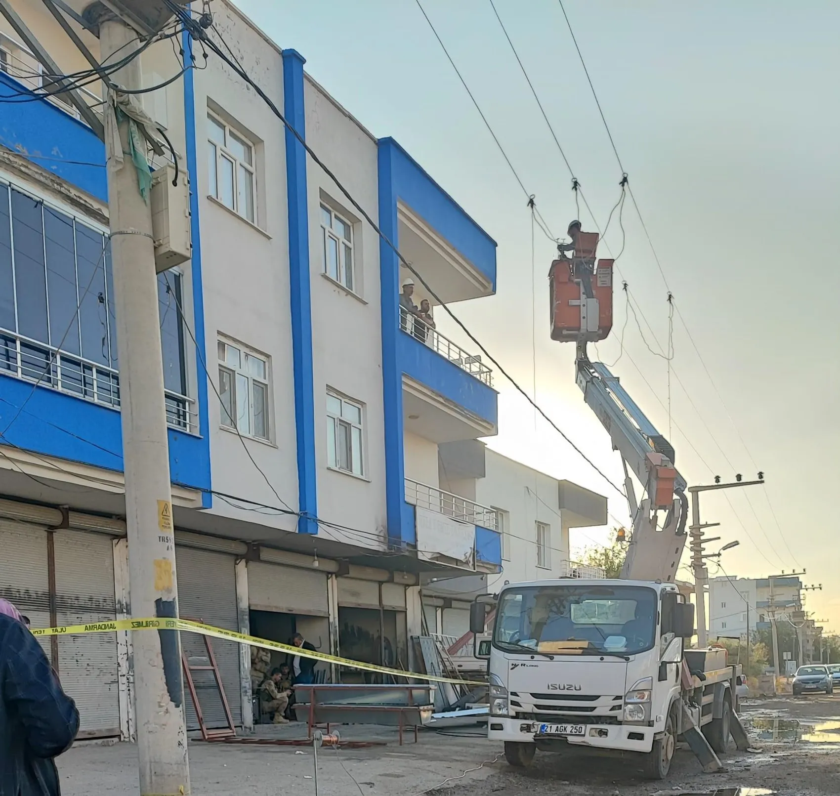 Diyarbakır Bismil'de korkunç kaza: Yüksek gerilim hattına temas eden usta hayatını kaybetti