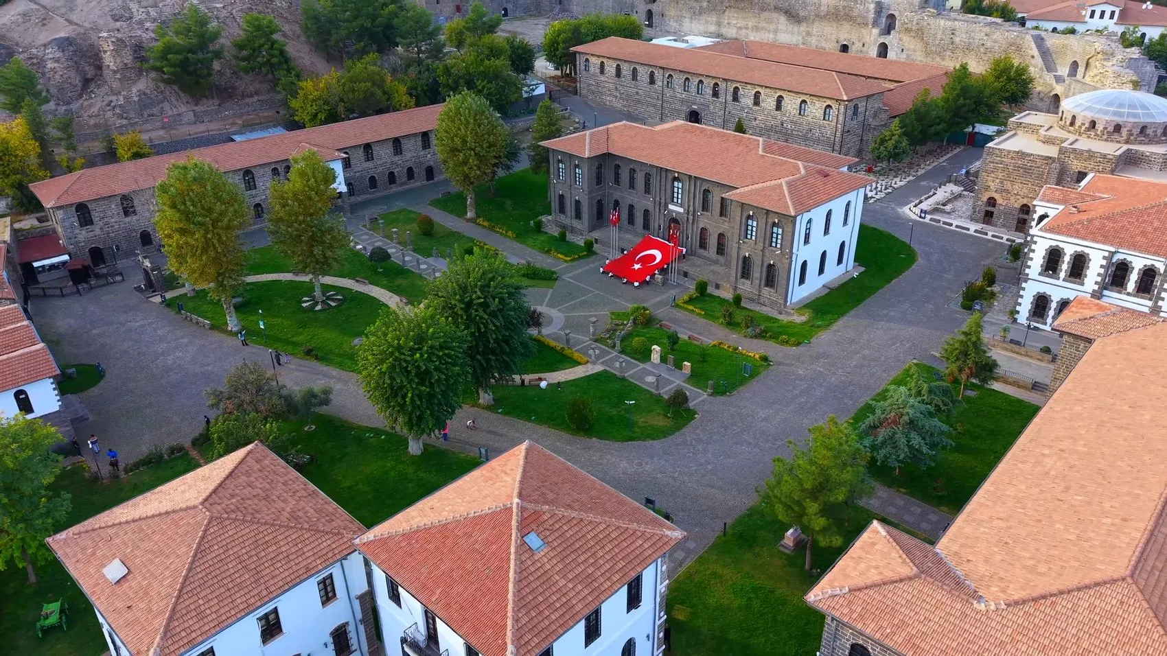 Diyarbakır İçkale'de 54 metrekarelik dev Türk bayrağıyla Cumhuriyet coşkusu