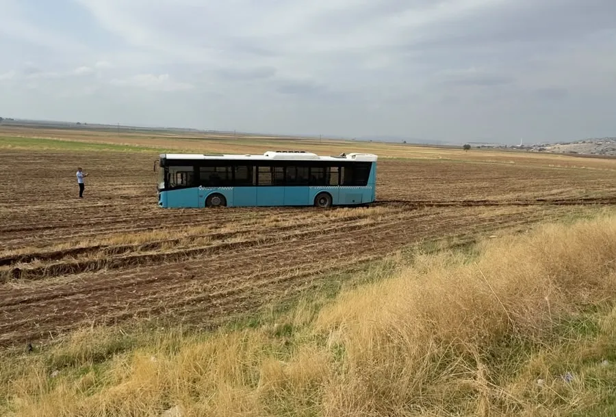 Diyarbakır-Ergani yolunda korkutan kaza: Belediye otobüsü kontrolden çıkıp tarlaya girdi