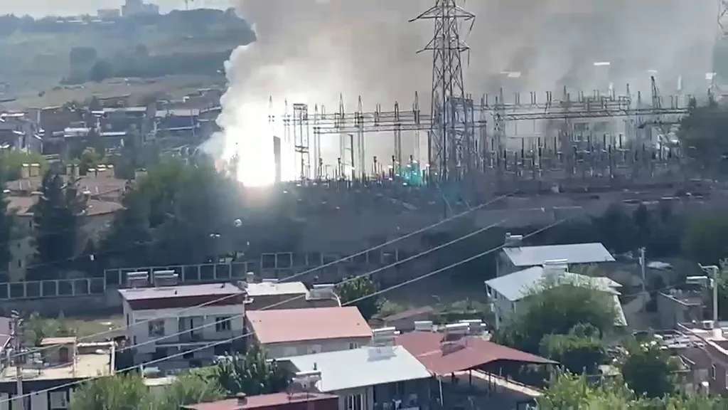 Diyarbakır Yenişehir'de ana trafo merkezinde yangın: Patlama sesleri şehri sarstı
