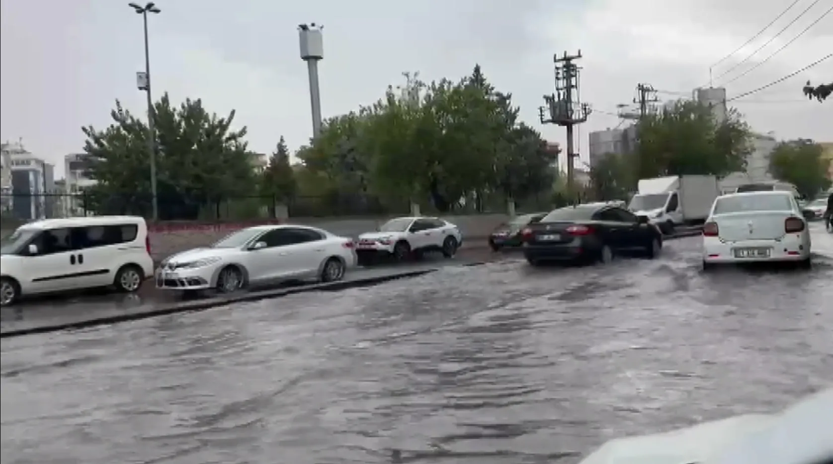 Diyarbakır'da akşam saatlerinde bastıran sağanak hayatı felç etti: Yollar göle döndü