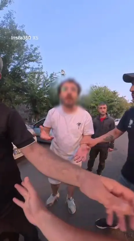 Diyarbakır Sur'da ters yön gerginliği: Motokurye ile sürücü kavgası kamerada