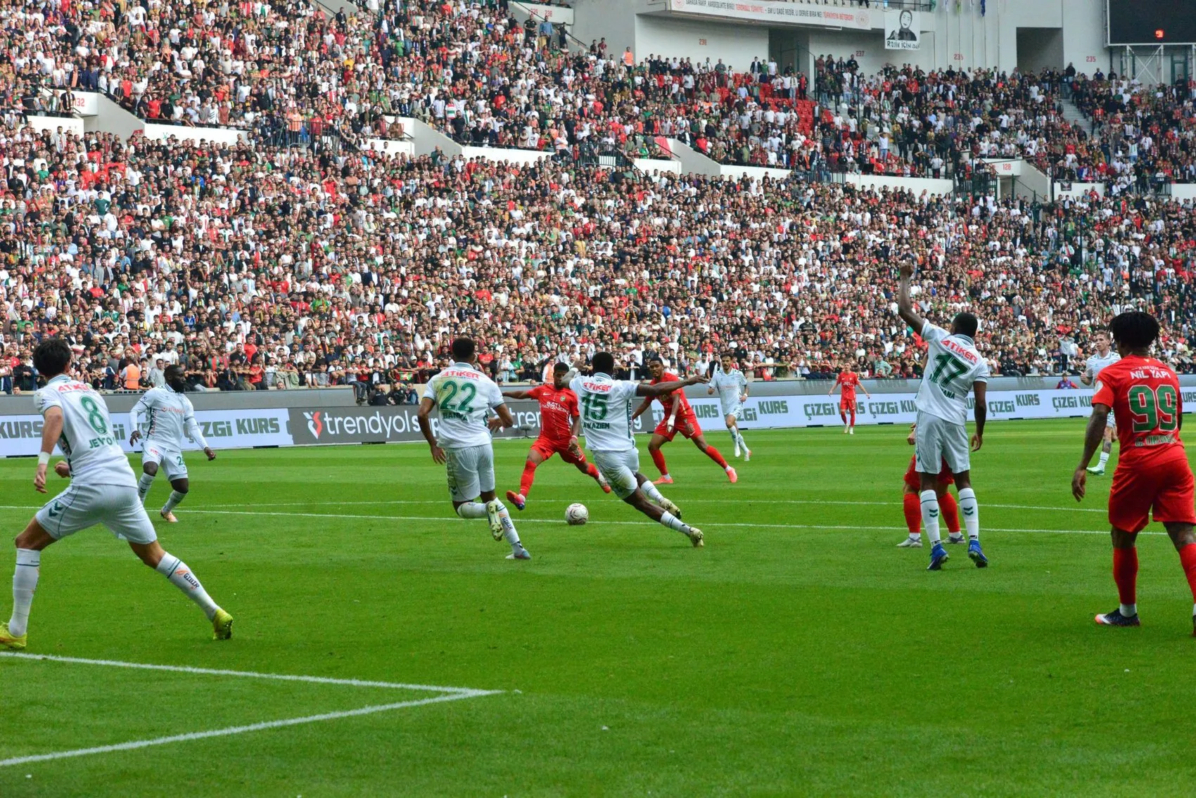 Amedspor evinde Konyaspor'u devirdi: Mbaye Diagne ile gelen altın değerinde 3 puan