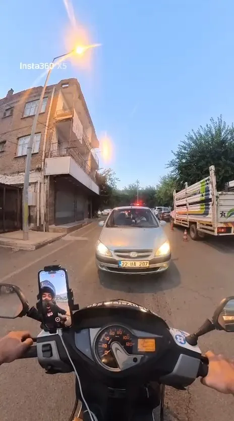 Diyarbakır Sur'da ters yön gerginliği: Motokurye ile sürücü kavgası kamerada