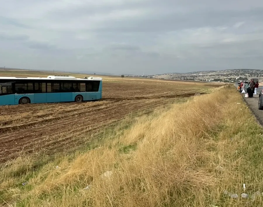 Diyarbakır-Ergani yolunda korkutan kaza: Belediye otobüsü kontrolden çıkıp tarlaya girdi