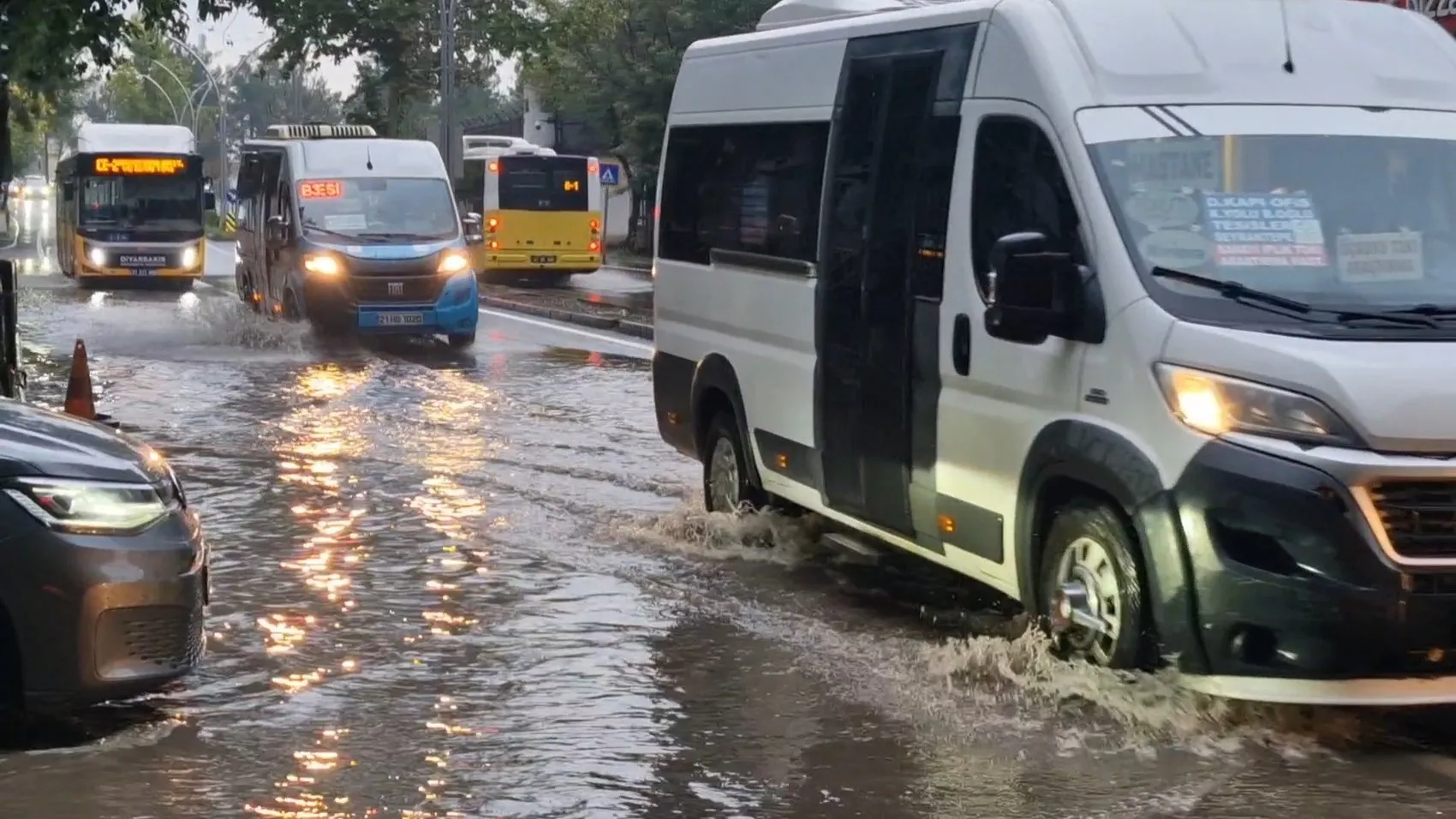 Diyarbakır'da sağanak yağış hayatı felç etti: Cadde ve sokaklar göle döndü