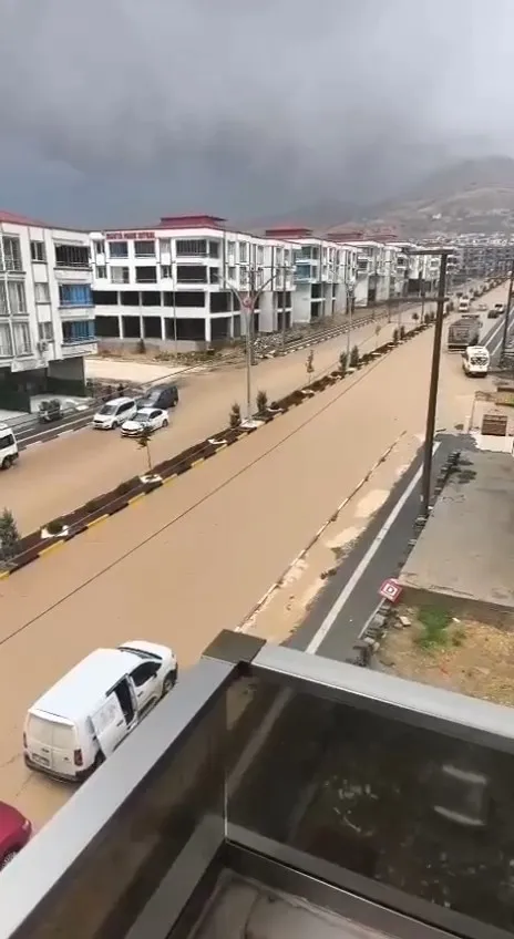 Diyarbakır Ergani'de sağanak yağış hayatı felç etti: Cadde ve sokaklar göle döndü