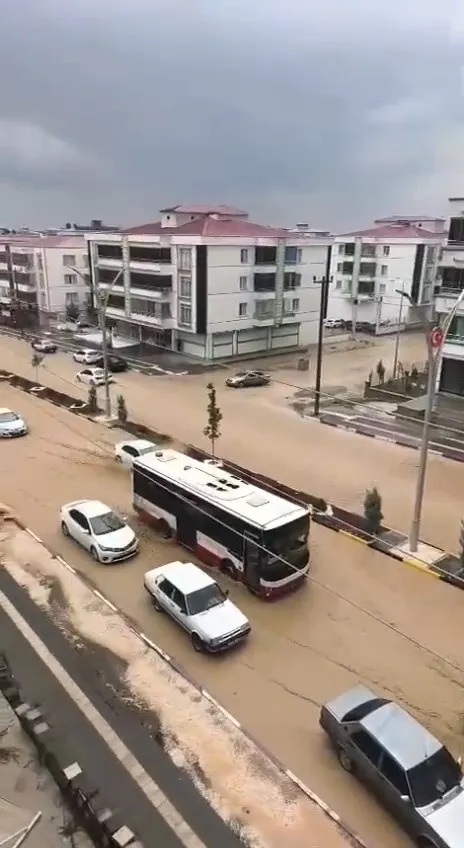 Diyarbakır Ergani'de sağanak yağış hayatı felç etti: Cadde ve sokaklar göle döndü