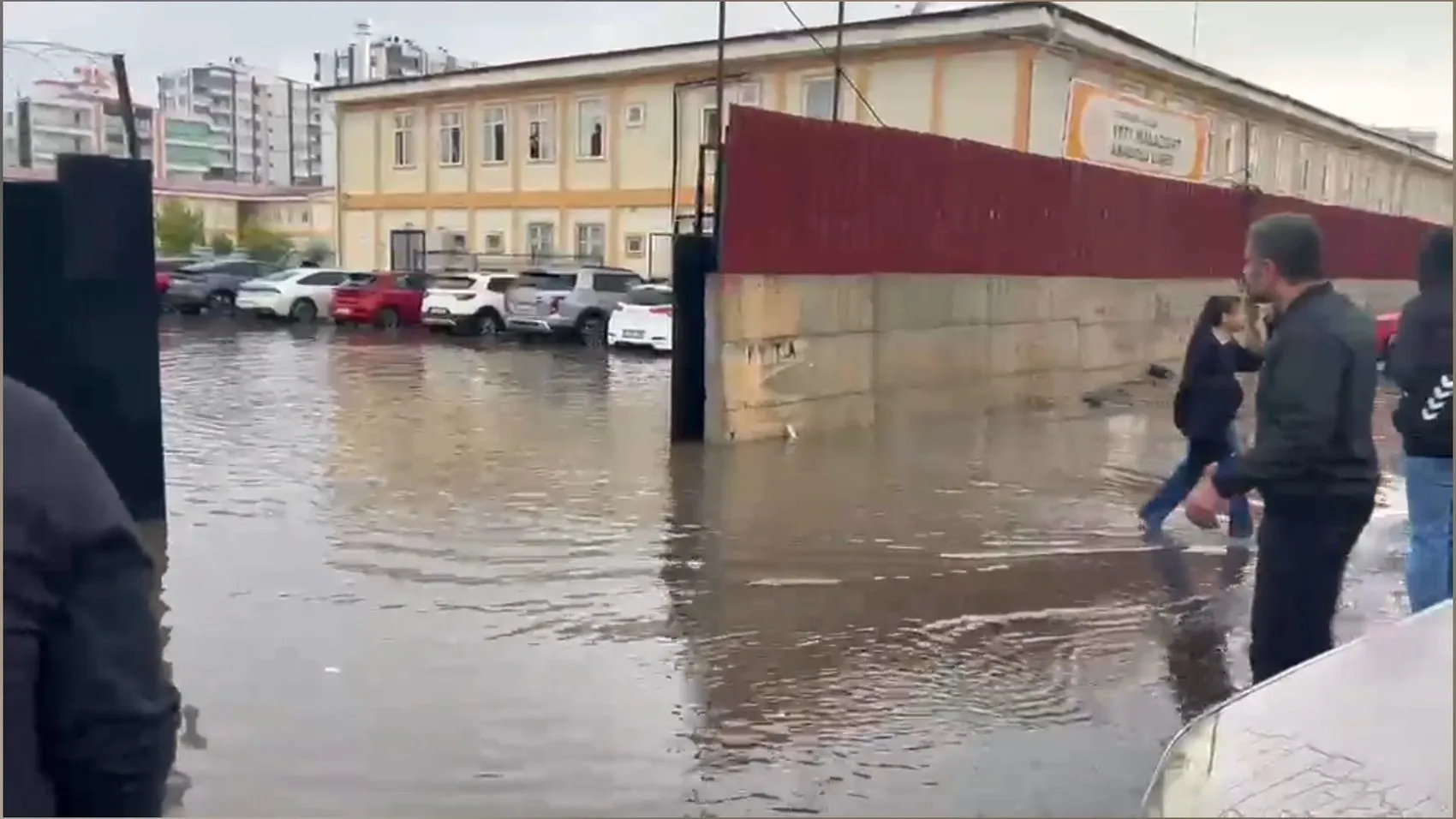 Diyarbakır'da sağanak yağış hayatı felç etti: Cadde ve sokaklar göle döndü