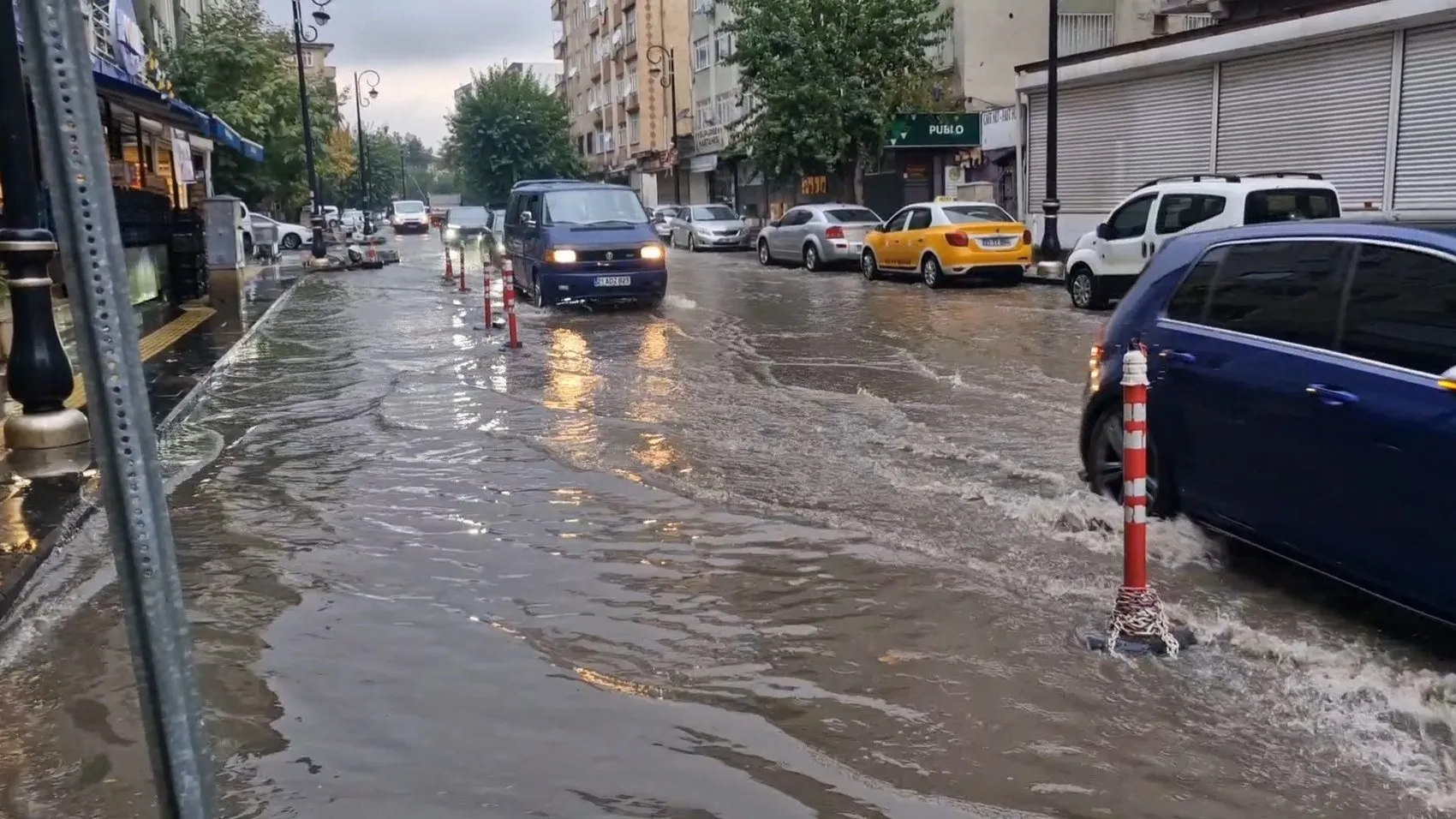 Diyarbakır'da sağanak yağış hayatı felç etti: Cadde ve sokaklar göle döndü