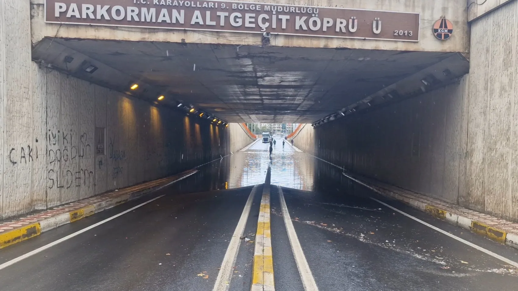 Diyarbakır'da sağanak felaketi: Alt geçitler göle döndü, köprüler yıkıldı