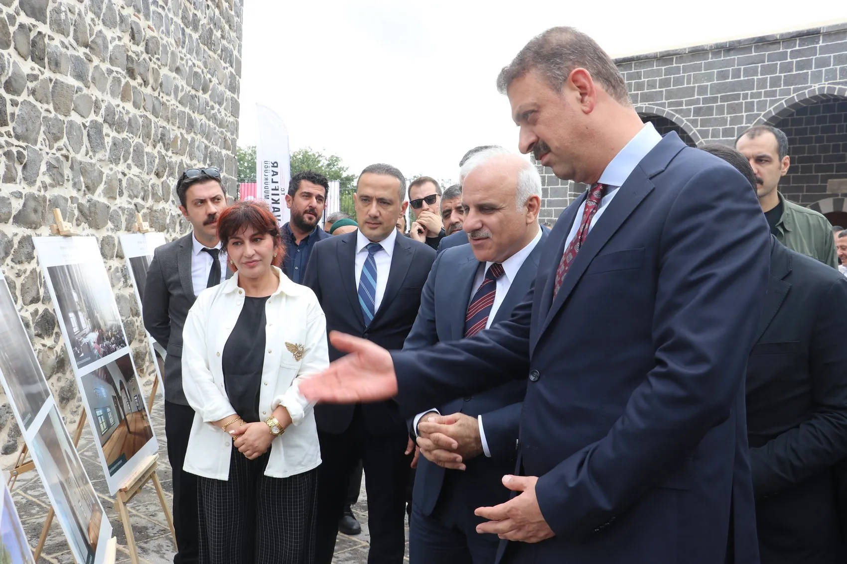 Diyarbakır ve Bingöl'de deprem hasarlı 6 tarihi cami yeniden ibadete açıldı