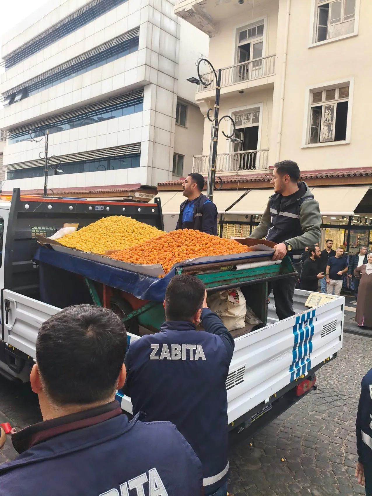 Diyarbakır Sur'da zabıta ve seyyar satıcı arasında gergin anlar: Arbede kamerada