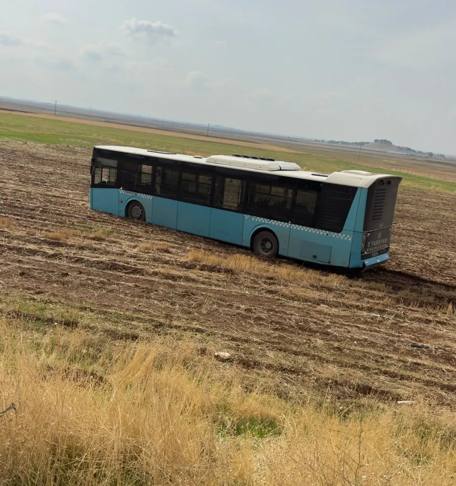 Diyarbakır-Ergani yolunda korkutan kaza: Belediye otobüsü kontrolden çıkıp tarlaya girdi