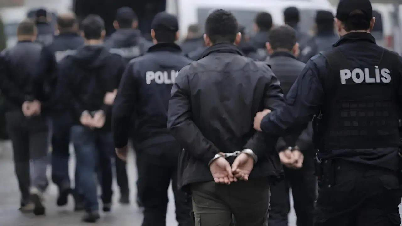 İzmir'de eş zamanlı kaçakçılık operasyonu: 15 şüpheli yakalandı
