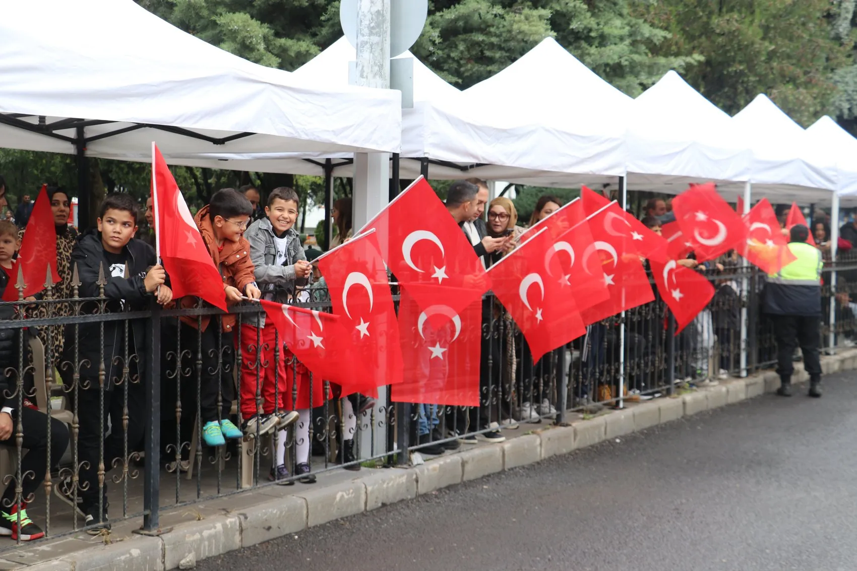 Diyarbakır'da Cumhuriyet Bayramı coşkusu: Vali Zorluoğlu'ndan kardeşlik mesajı
