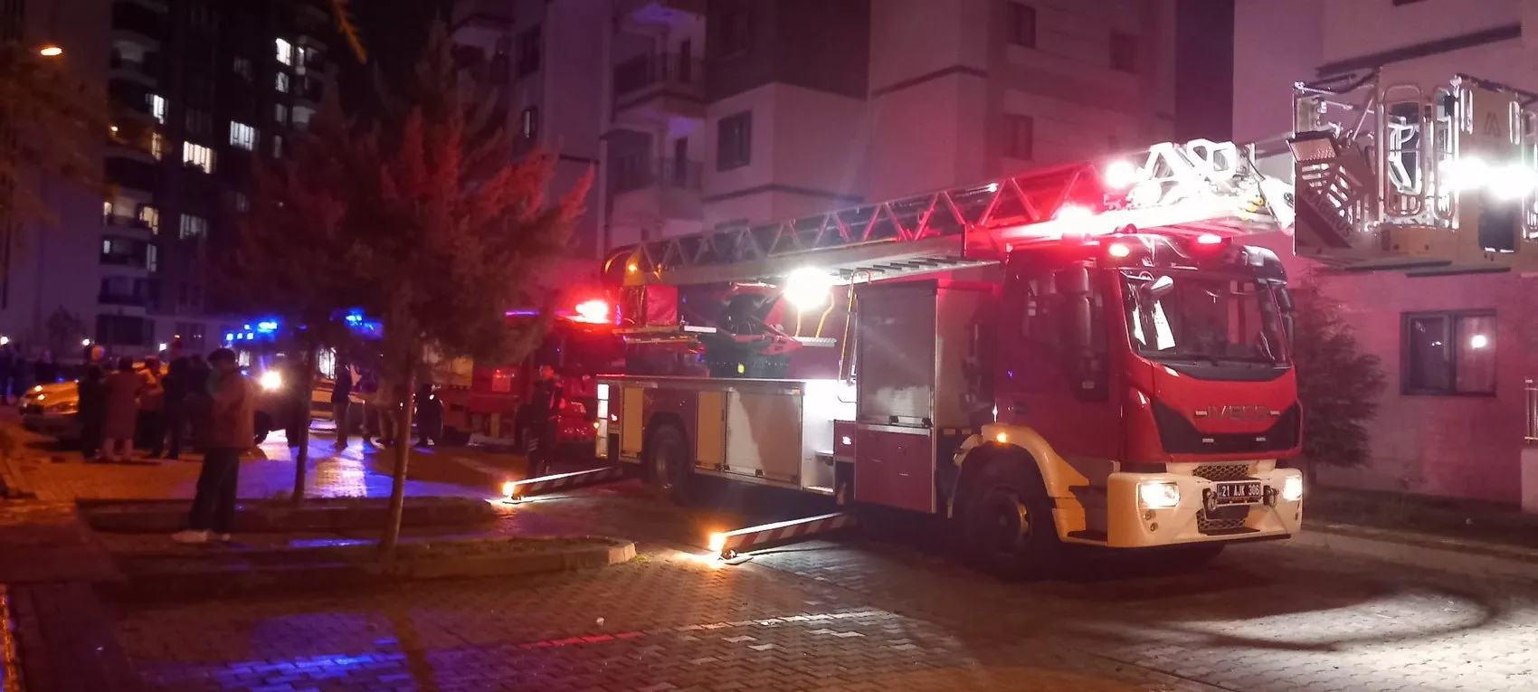 Diyarbakır Kayapınar'da apartman dairesinde korkutan yangın: 3'ü çocuk 5 kişi etkilendi