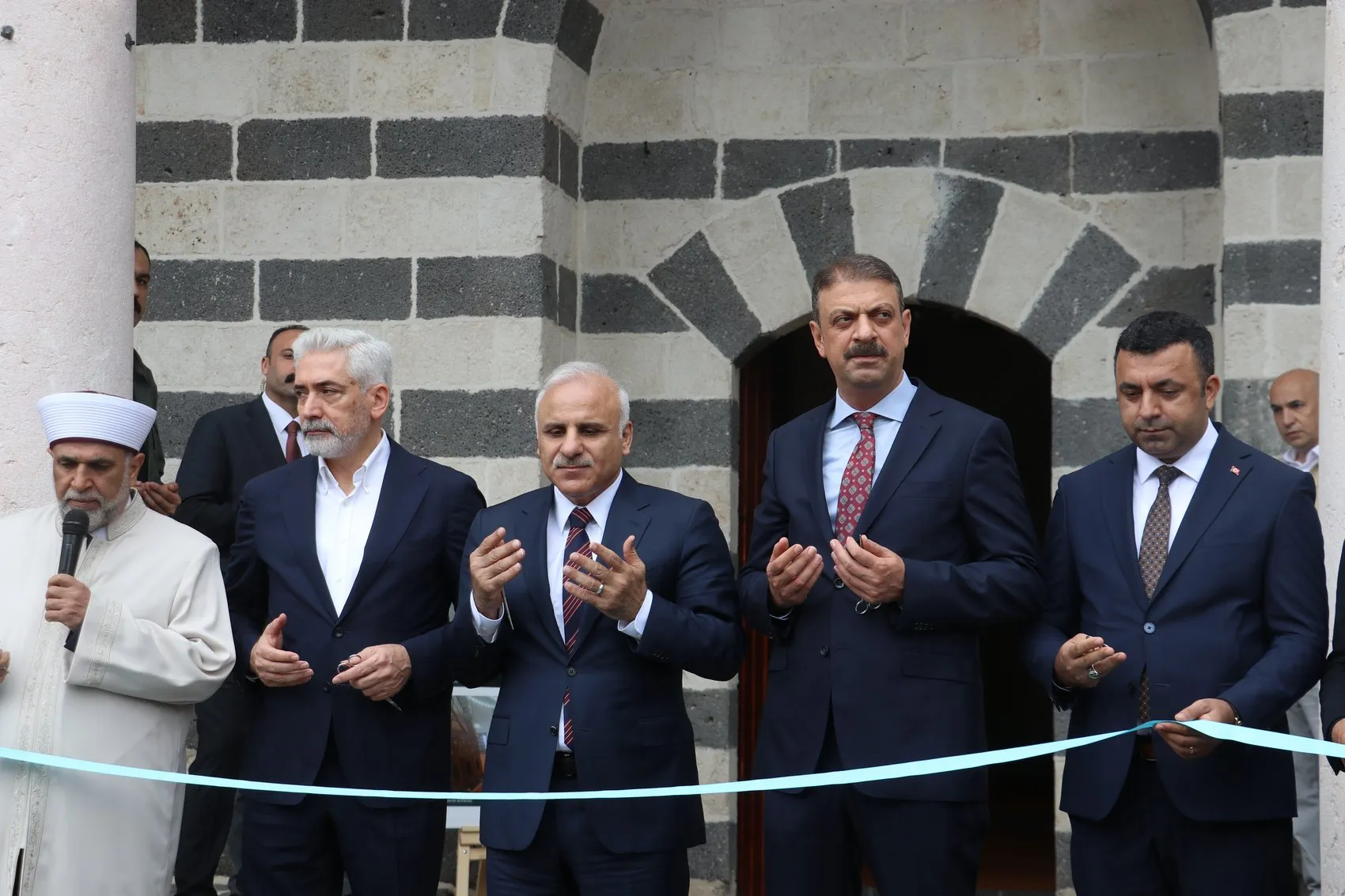 Diyarbakır ve Bingöl'de deprem hasarlı 6 tarihi cami yeniden ibadete açıldı